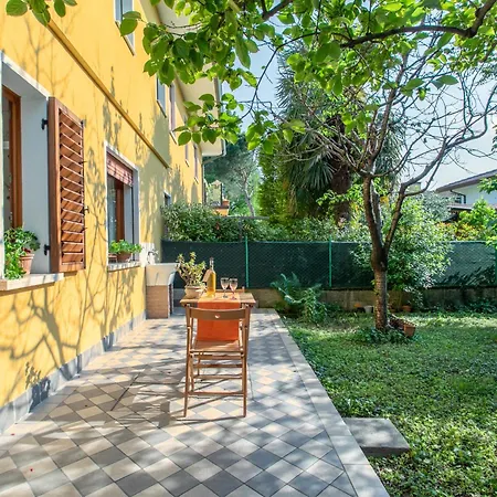 Quiet Location With Private Garden Due Carrare